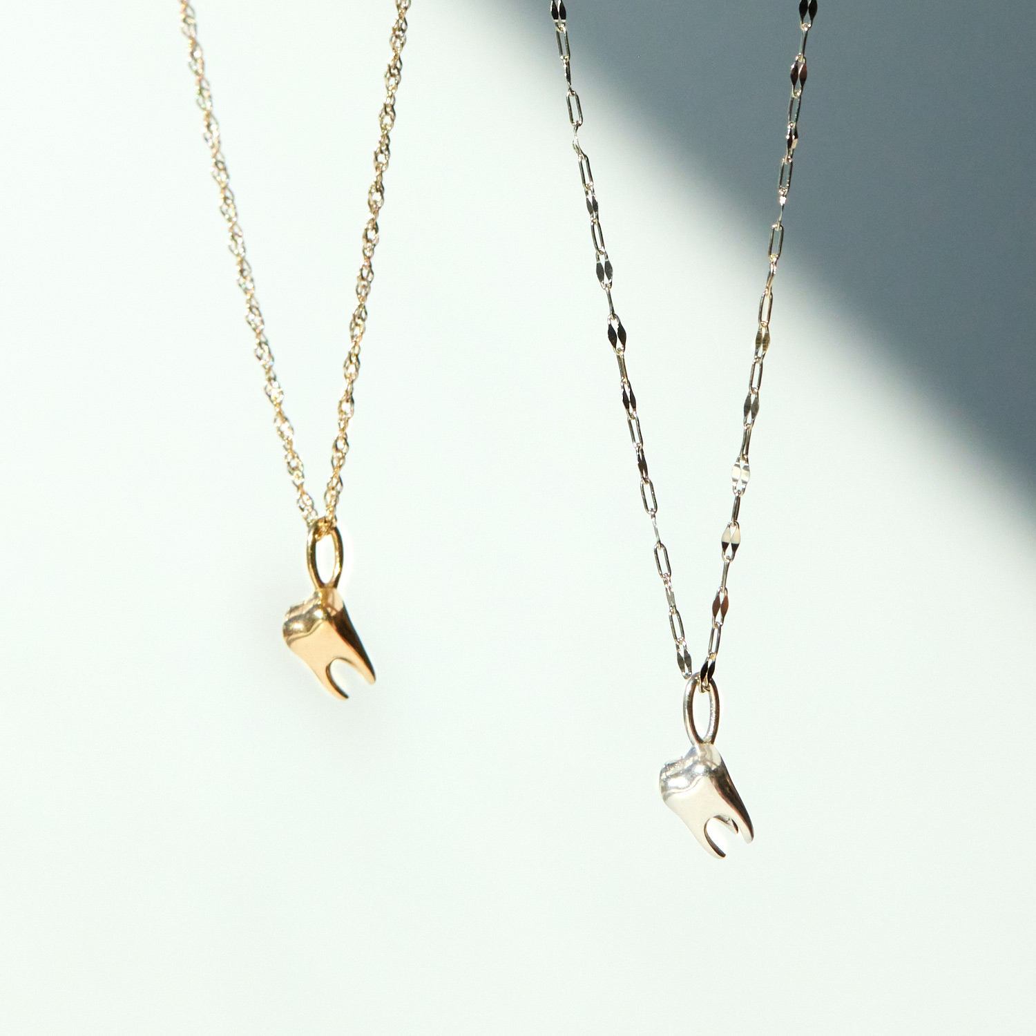 1180-bite-the-hand-charm-yellow-gold–1.webp