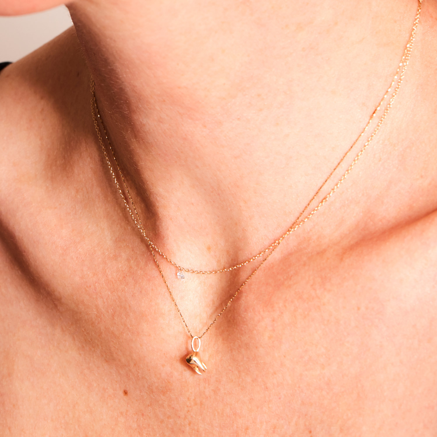 1180-bite-the-hand-charm-yellow-gold–1.webp