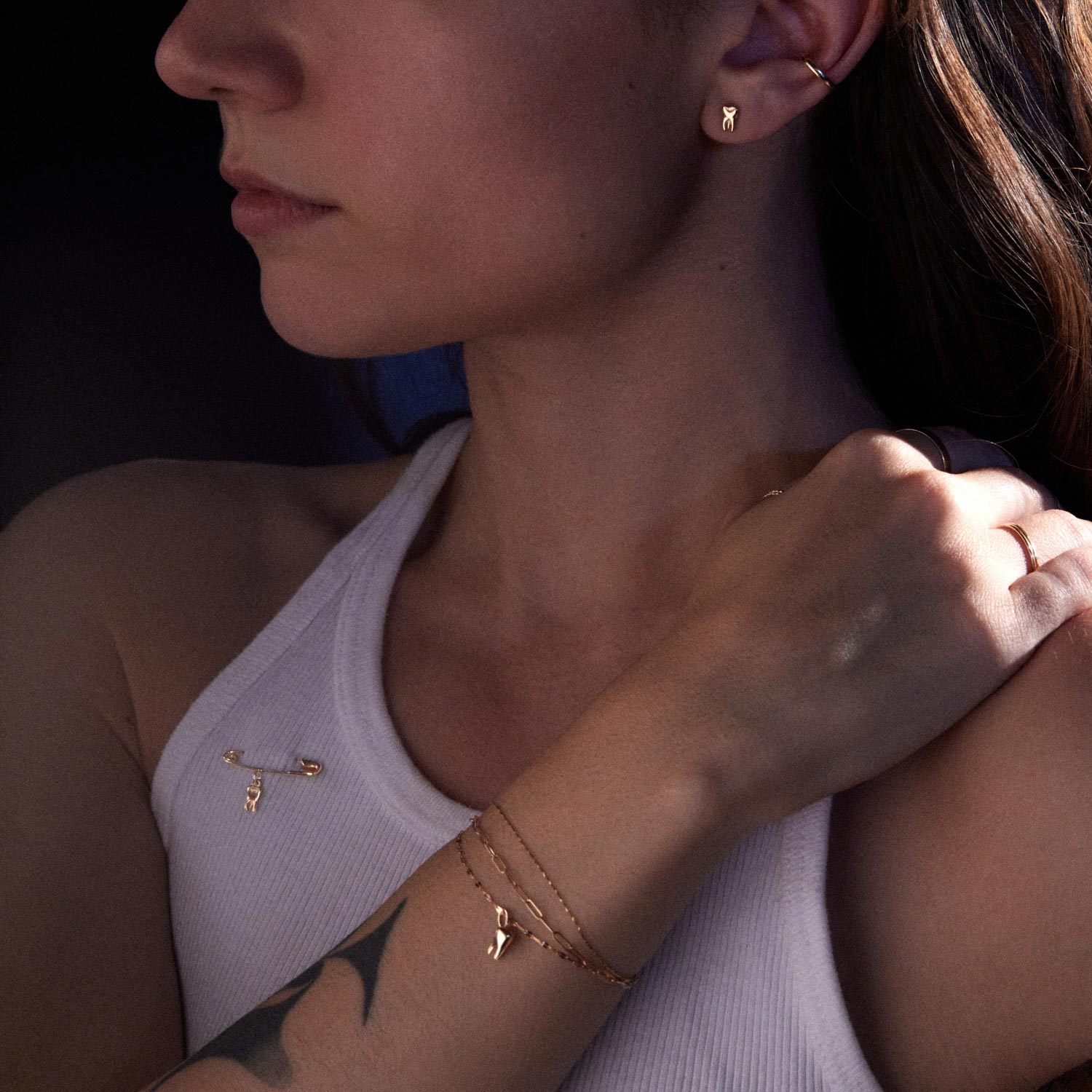 1180-bite-the-hand-charm-yellow-gold–1.webp