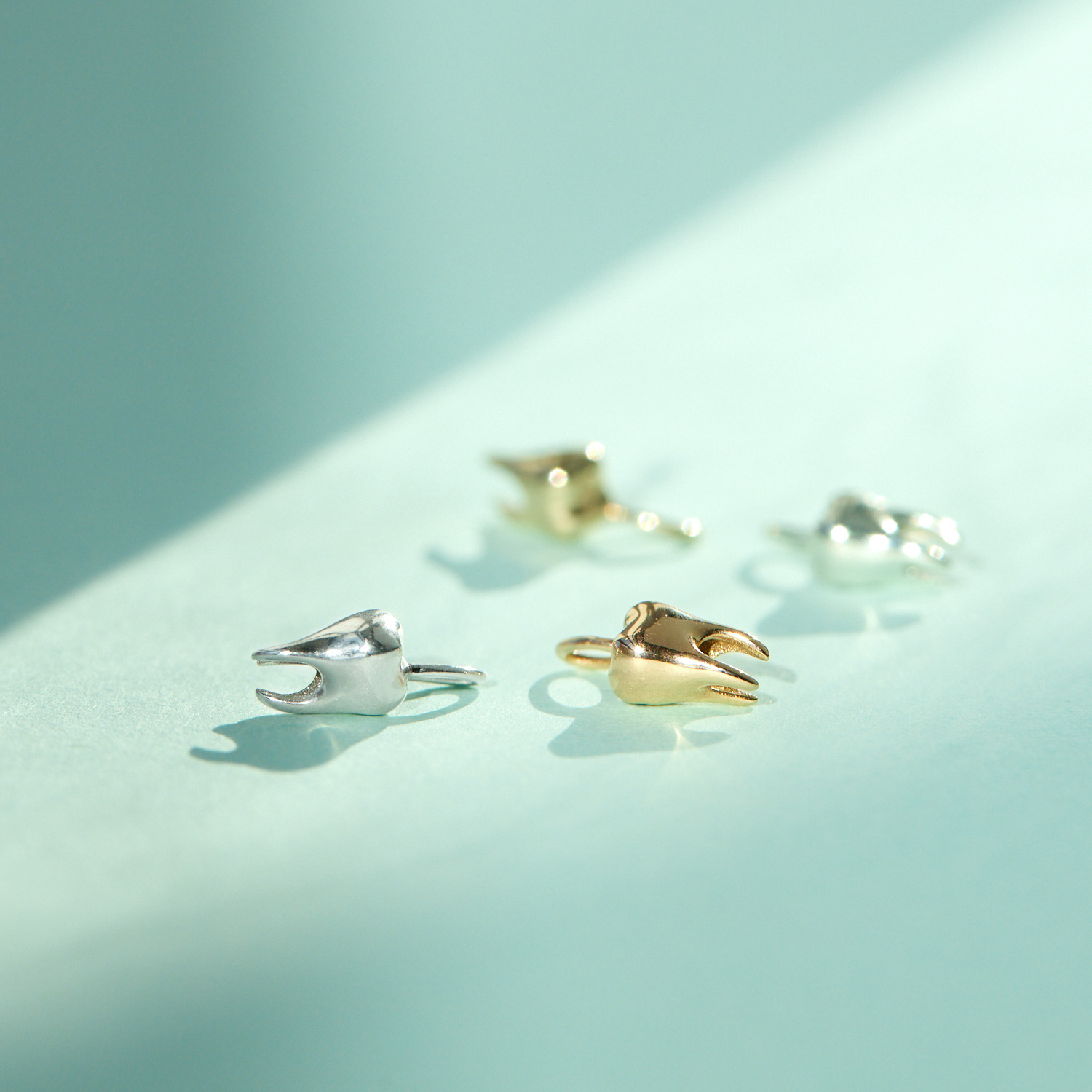 1180-bite-the-hand-charm-yellow-gold–1.webp