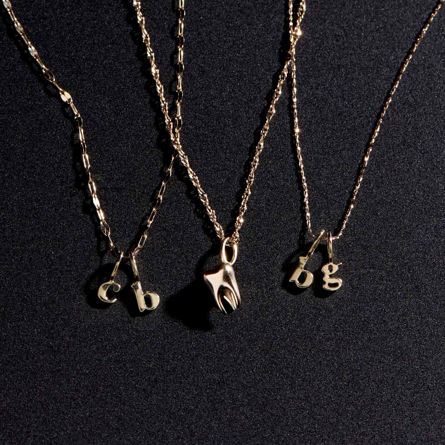 1180-bite-the-hand-charm-yellow-gold–1.webp