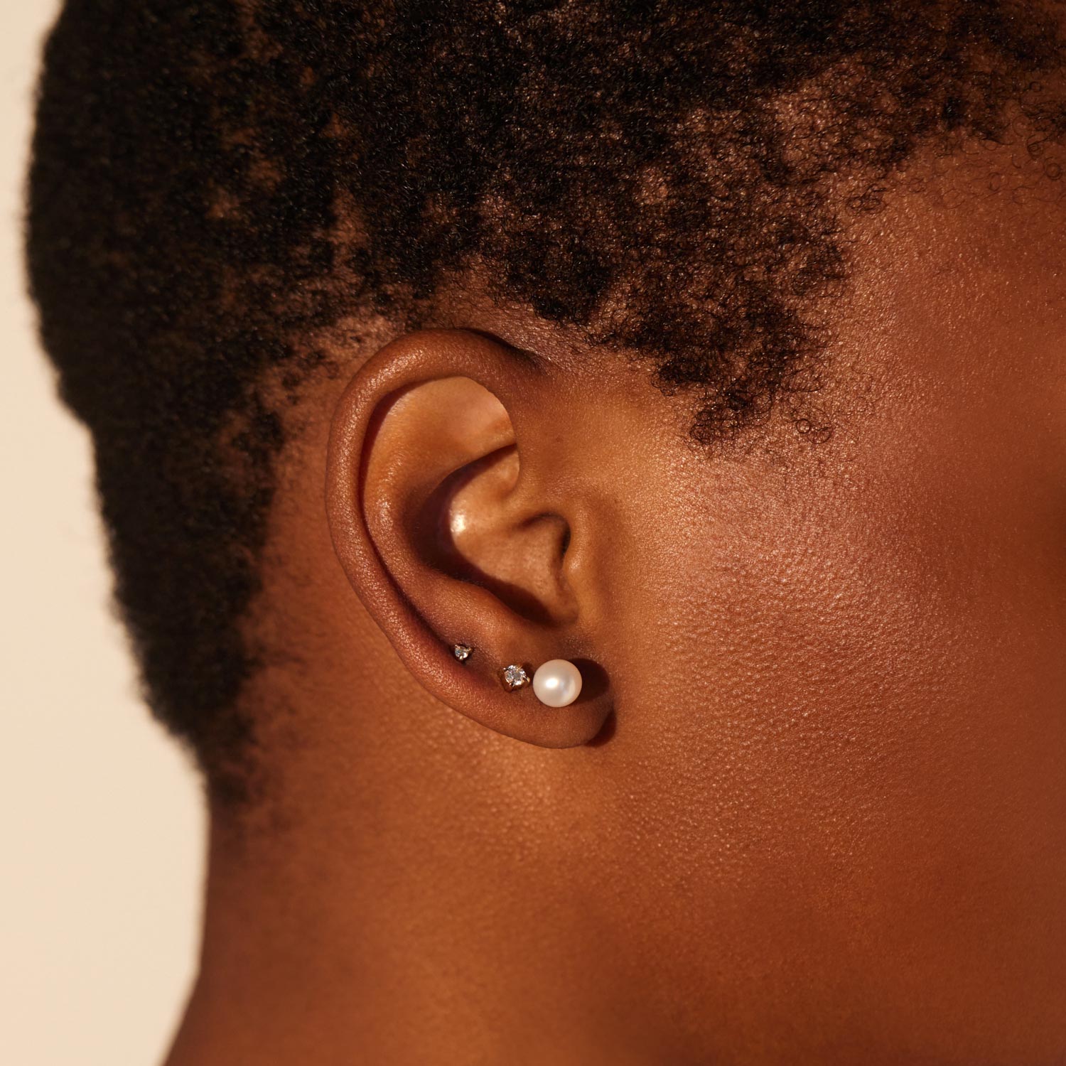 220-black-amp-white-pearl-stud-single–1.jpg