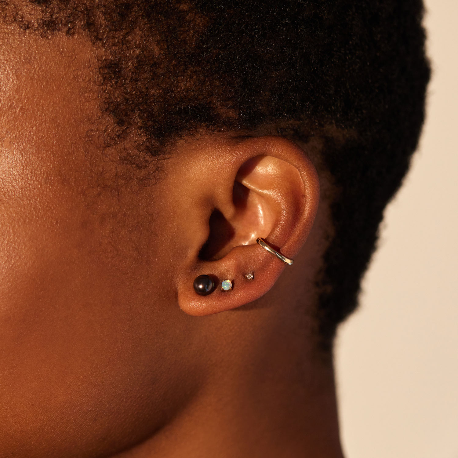 220-black-amp-white-pearl-stud-single–1.jpg