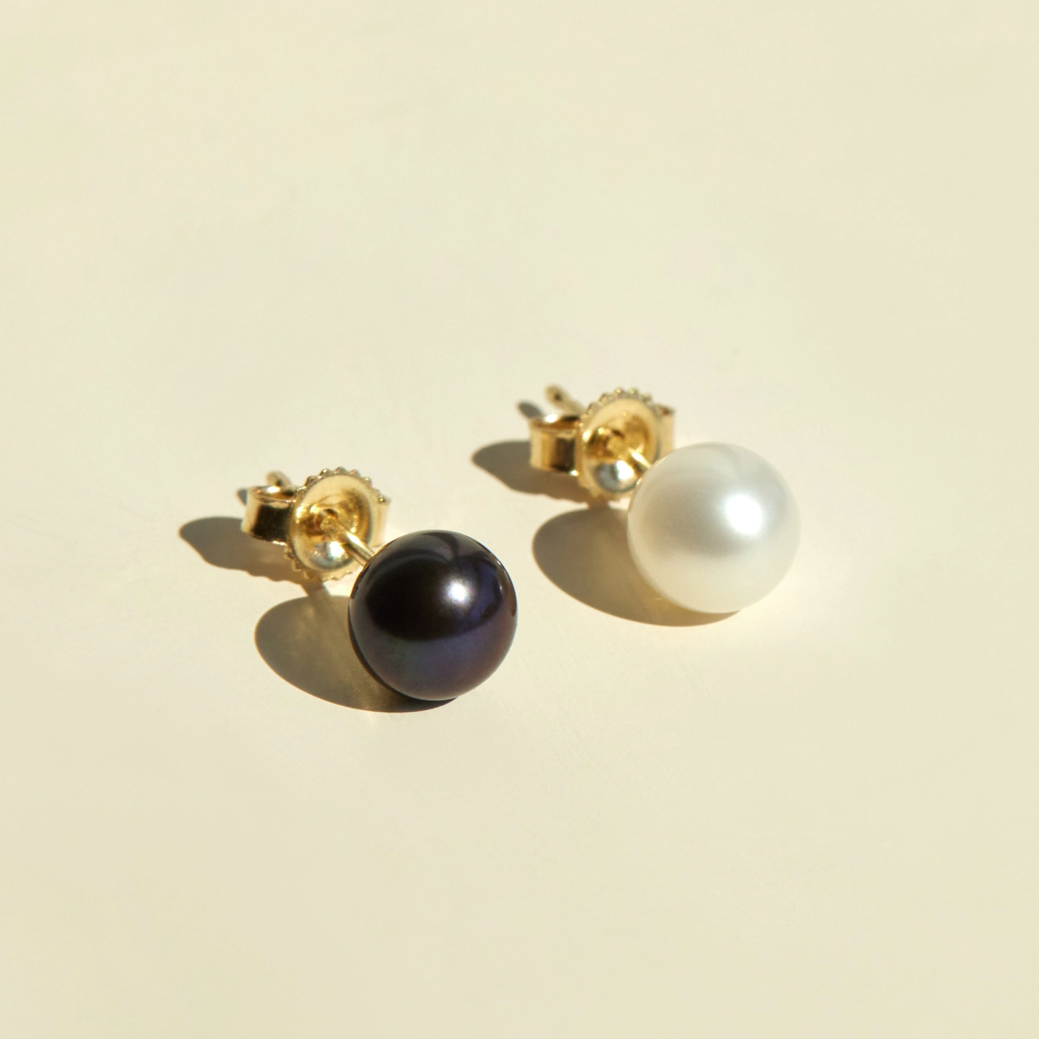220-black-amp-white-pearl-stud-single–1.jpg