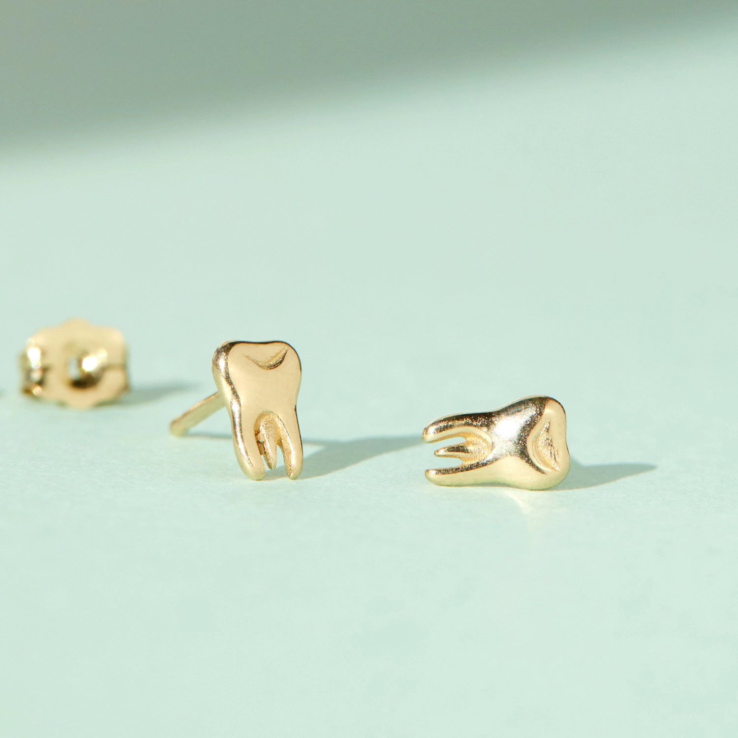 313-bite-the-hand-stud-yellow-gold-single–1.jpg