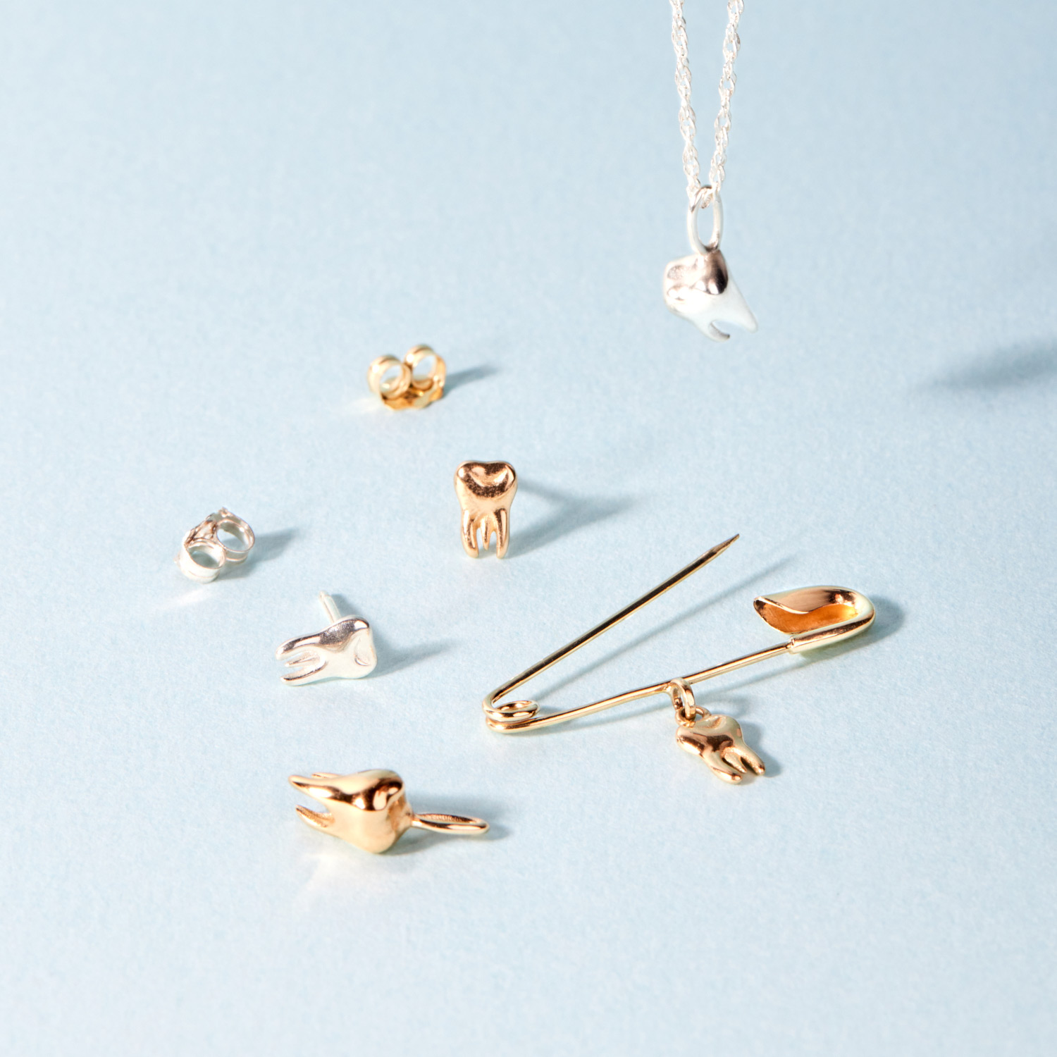 313-bite-the-hand-stud-yellow-gold-single–1.jpg
