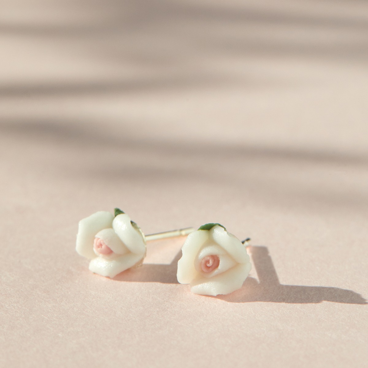 63-marzipan-rose-earrings-snow-white-pair–1.webp